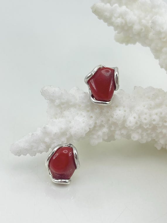 Orecchini al lobo con forma naturale di CORALLO rosso naturale proveniente dal Mar Mediterraneo montati con ARGENTO 925