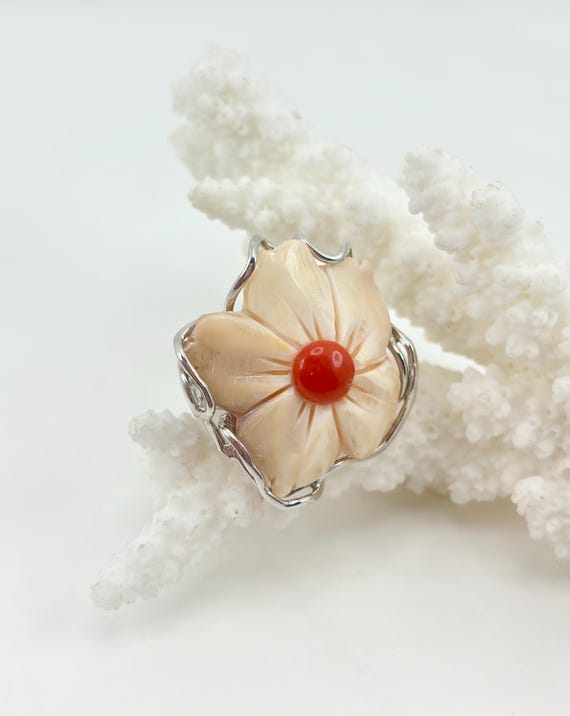 CAMEO ring with hand-engraved flower on Cassis Rufa shell, 925 silver, red CORAL from the Mediterranean Sea