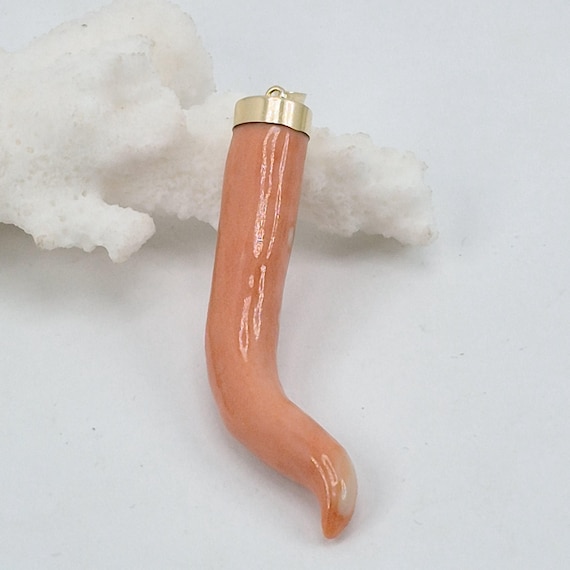 Cerasuolo Coral Horn, from Asian seas, 18kt yellow gold