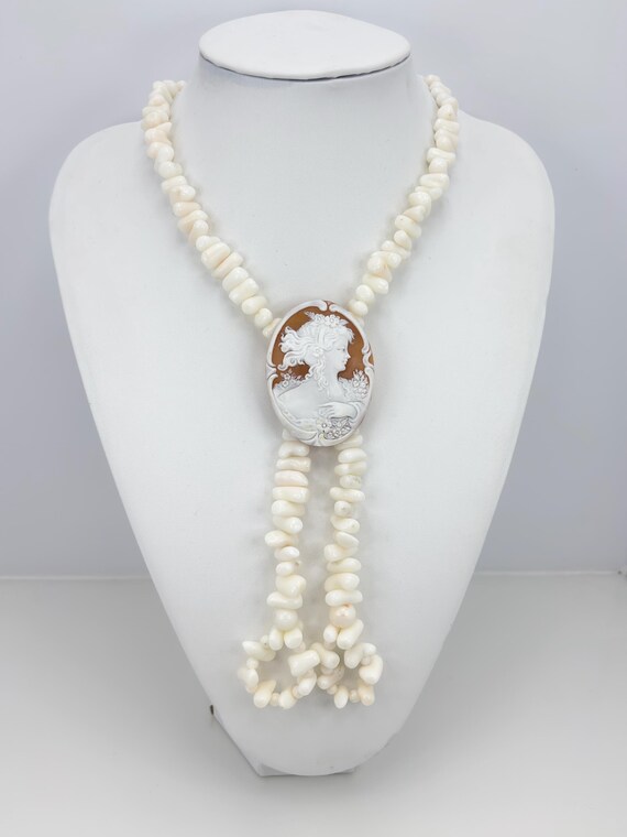 Necklace in white/pink CORAL from the Pacific Ocean, CAMEO engraved on Cassis Madagascariens shell with 925 Silver clasp