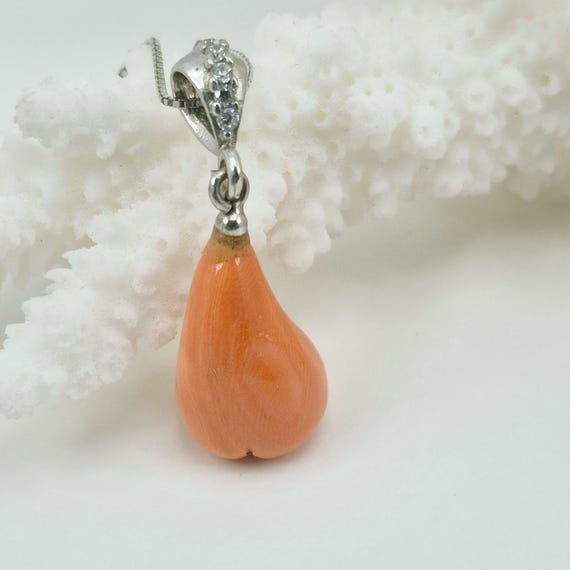 Cerasuolo coral pear pendant necklace