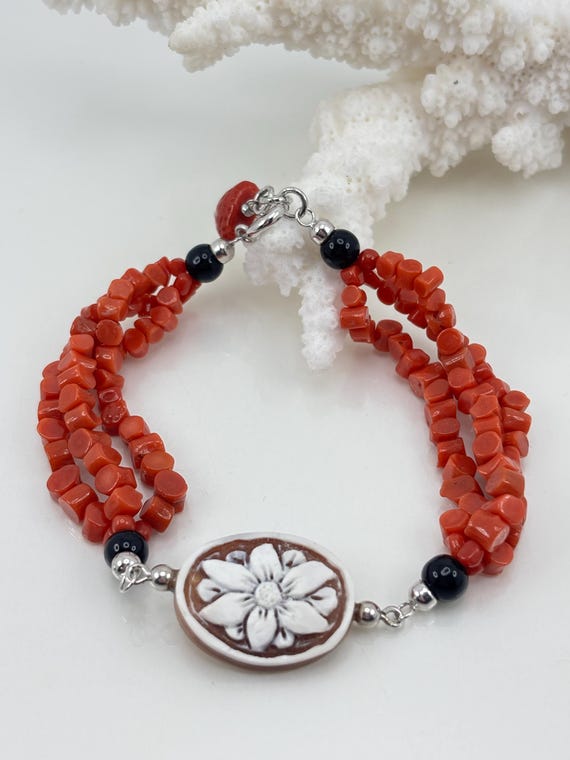 Bracciale con CAMEO floreale inciso su conchiglia cassis madagascariens e CORALLO rosso del Mar Mediterraneo e chiusura in Argento 925
