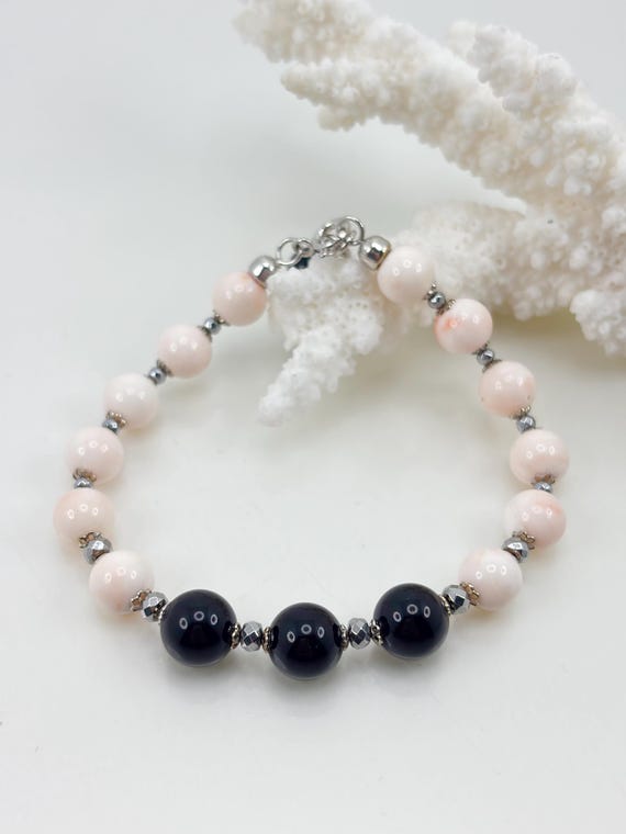 Bracelet with natural pink CORAL spheres, central spheres in natural ONYX alternating with grey hematite and 925 SILVER clasp