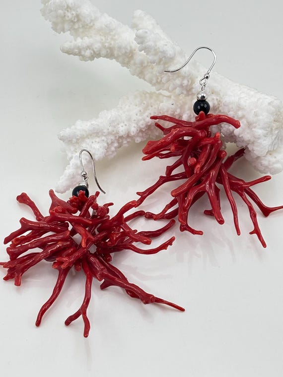 Orecchini di FRANGE in CORALLO rosso proveniente dal Mar Mediterraneo, pallini in onice naturale e montato in Argento 925.