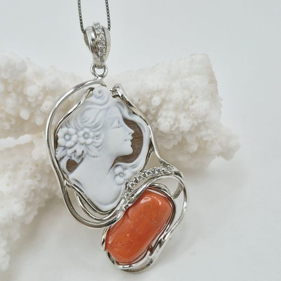 Necklace with red coral and cameo