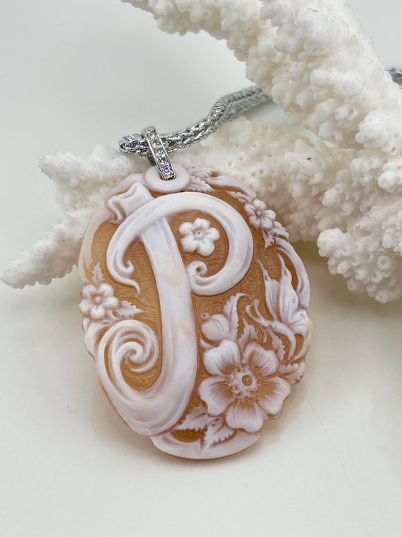 CAMEO inciso su conchiglia cassis madagascariens lettera "P'" e montatura in ARGENTO 925 e zirconi
