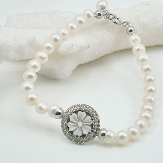 Hand-engraved cameo bracelet, freshwater cultured pearls, 925 silver and zirconia, Italian craftsmanship