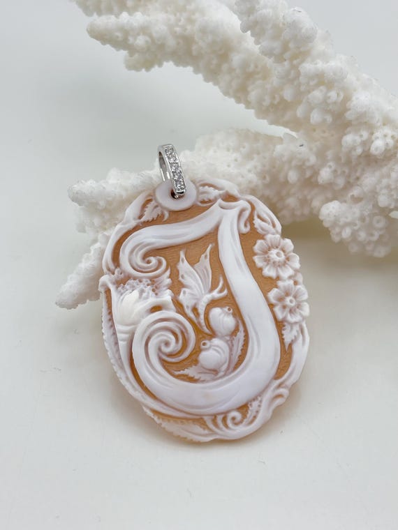 CAMEO engraved on a Madagascan cassis shell with the letter “I” and a 925 SILVER and zirconia setting