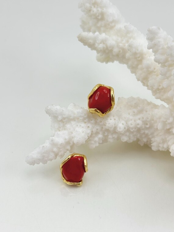 Stud earrings with natural shape of natural red CORAL from the Mediterranean Sea mounted with gold-plated 925 SILVER