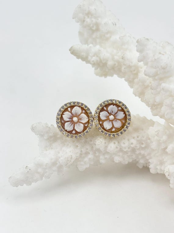 Stud earrings with floral cameo engraved on Cassis Madagascariens shell and gold-plated 925 silver and zirconia setting