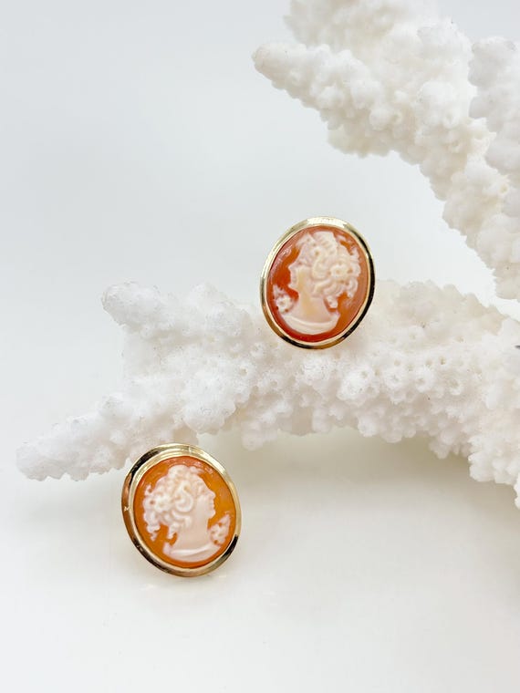 Stud earrings with hand-engraved CAMEO on Cassis Rufa shell and gold-plated 925 SILVER setting