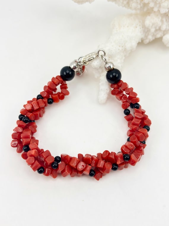 Bracelet in natural red CORAL from the Mediterranean Sea, alternating with natural ONYX spheres and 925 SILVER clasp