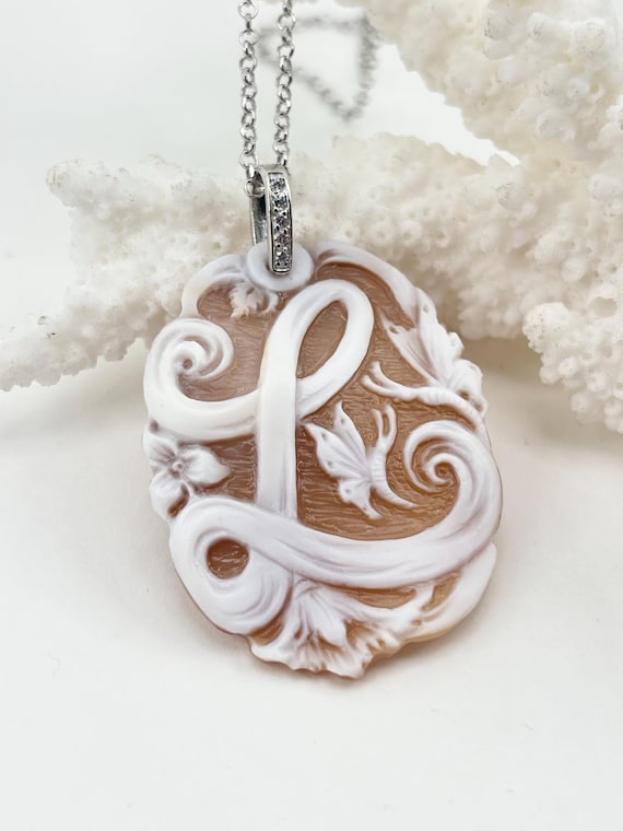 CAMEO engraved on a Madagascan cassis shell with the letter “L” and a 925 SILVER and zirconia setting