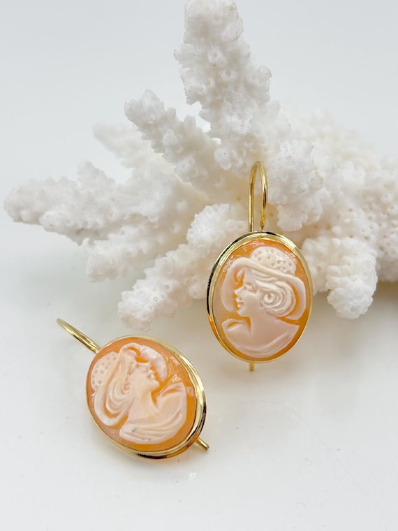 Earrings with CAMEO hook engraved on Cassis Rufa shell and gold-plated 925 SILVER setting