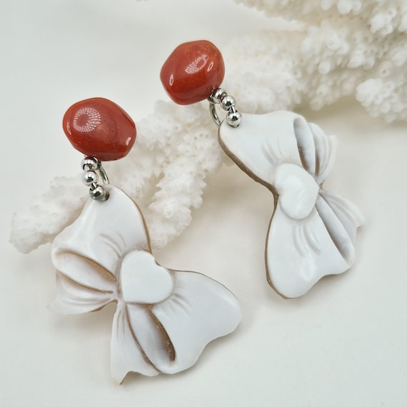 Mediterranean coral earrings with cameo bows engraved on Cassis Madagascariensis shell, 925 silver