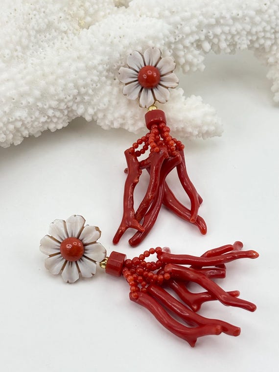 Dangling earrings with CAMEO engraved on shell and natural red CORAL set in gold-plated 925 SILVER