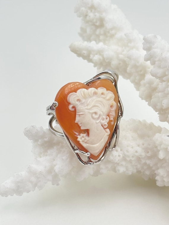 Ring with heart-shaped CAMEO with a woman's profile engraved on a Cassis Rufa shell and 925 SILVER setting