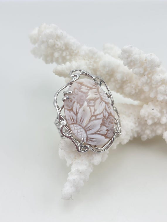 Ring with floral CAMEO engraved on Cassis Madagascariens shell with 925 SILVER setting