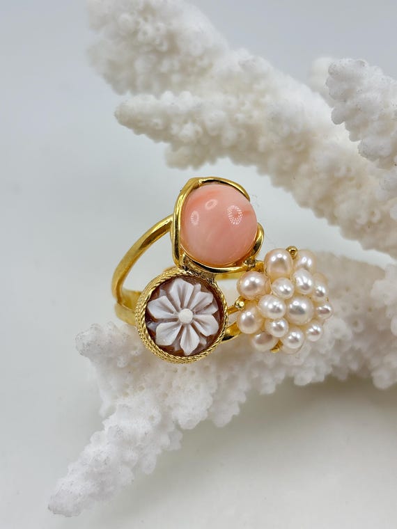 Anello multipietra con bottone in CORALLO rosa, fiore tessito con perle  e cameo floreale con montatura in ARGENTO 925 placcato in oro