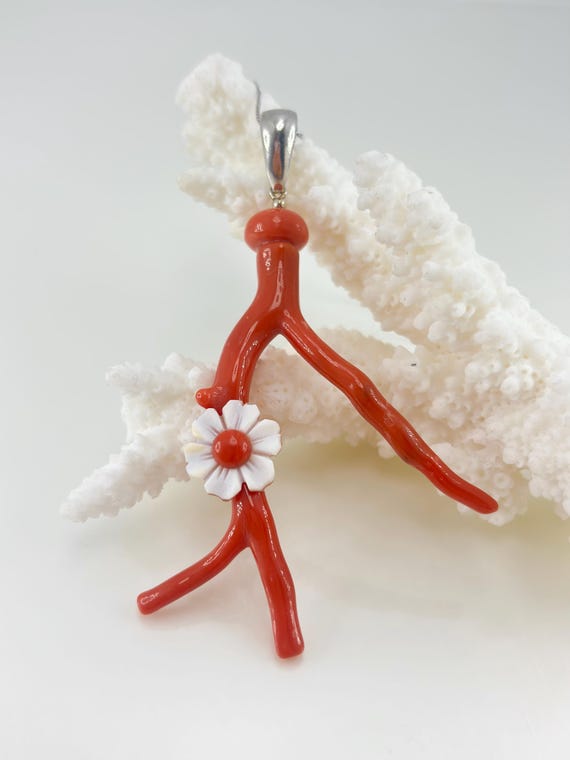 Pendant with branch in natural red CORAL and CAMEO engraved on Cassis Madagascariens shell, set in 925 SILVER