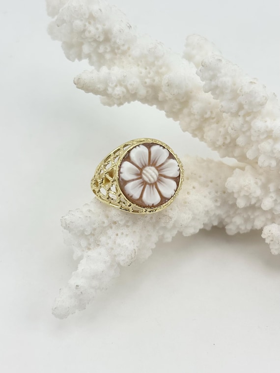 Ring with hand-engraved floral CAMEO on Cassis MADAGASCARIENSIS shell, set in gold-plated 925 SILVER