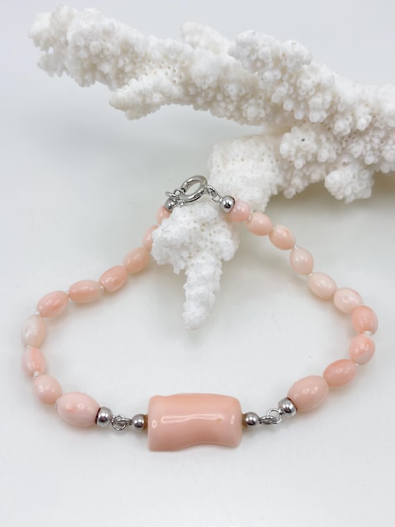 Bracelet in pink CORAL from Asian seas and 925 SILVER clasp. Natural central coral shape.