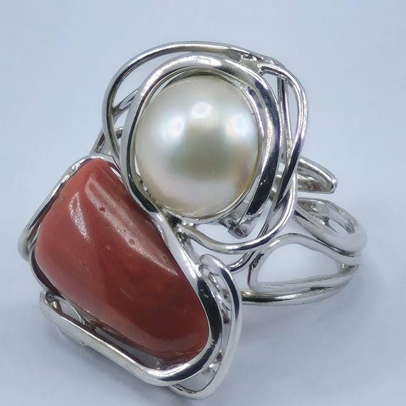 Mediterranean Coral and Mabe Pearl Ring, set in rhodium-plated 925 silver, adjustable and beautiful to wear.