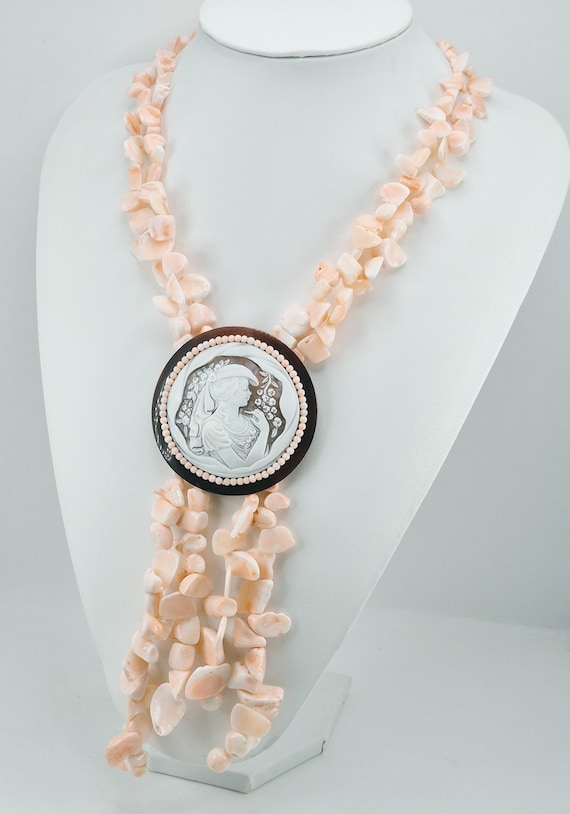 Round cameo necklace with pink coral steps, 925 silver clasp.