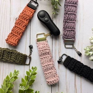 Crochet Kindle Remote Wristlet: Cotton Page Turner Strap.