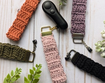 Crochet Kindle Remote Wristlet: Cotton Page Turner Strap.