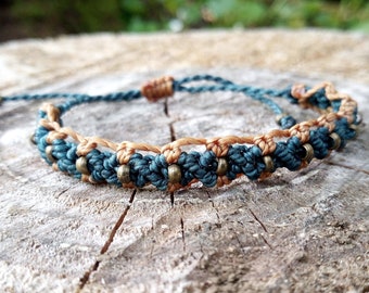 Handgeknoopte macramé armband, bruin/turkoois met messing kralen