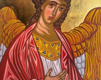 Pode incluir: Uma pintura de um anjo com cabelo castanho, vestindo uma túnica vermelha e uma faixa com um padrão dourado e azul. O anjo tem asas com penas douradas e brancas.