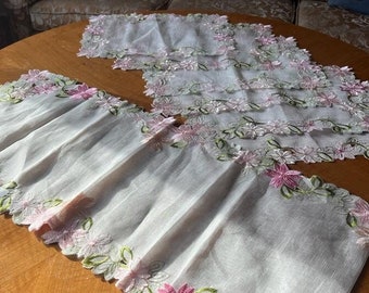 Set of 6 hand embroidered table mats with pink daisies and one table runner for Easter & Spring