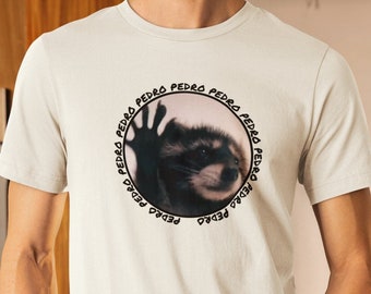 Pedro Raccoon Unisex Meme T-Shirt, Élégant Viral Animal Tee, Urban Wildlife Enthusiast Gift, Internet Meme Casual Wear