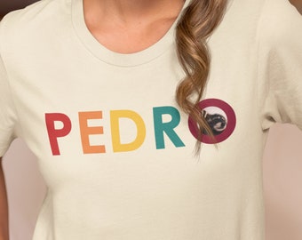 Pedro Retro Shirt - Vintage stijl wasbeer Meme T-shirt, kleurrijk jaren '70 geïnspireerd lettertype, Unisex vrijetijdskleding Petro
