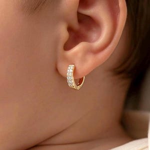 Petites créoles hypoallergéniques pour enfants bébés filles | n'irrite pas les oreilles | Huggies en or | Bijoux de baby shower prêts à être offerts en cadeau