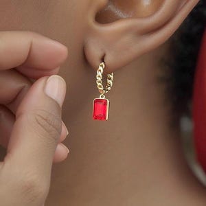 Boucle d'oreille créole Huggie rouge avec note manuscrite pour femme, message personnalisé, boucle d'oreille cocktail pour oreille sensible, cadeau bijoux pour conjoint