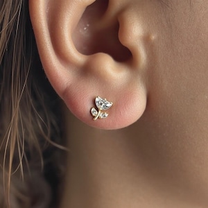 Puce d'oreille fleur délicate avec diamant CZ pour ado, boucle d'oreille minimaliste pour femme, bijou cadeau parfait pour petite amie, carte personnalisée