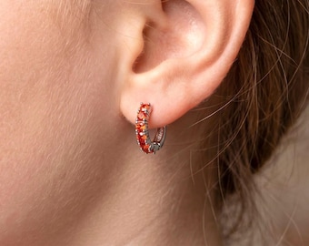 Pendientes de aro pequeños rojos, estilo huggies plateados y rojos, ideales para niñas, mujeres, niños y bebés. Joyería delicada para Navidad, regalo hipoalergénico y duradero.