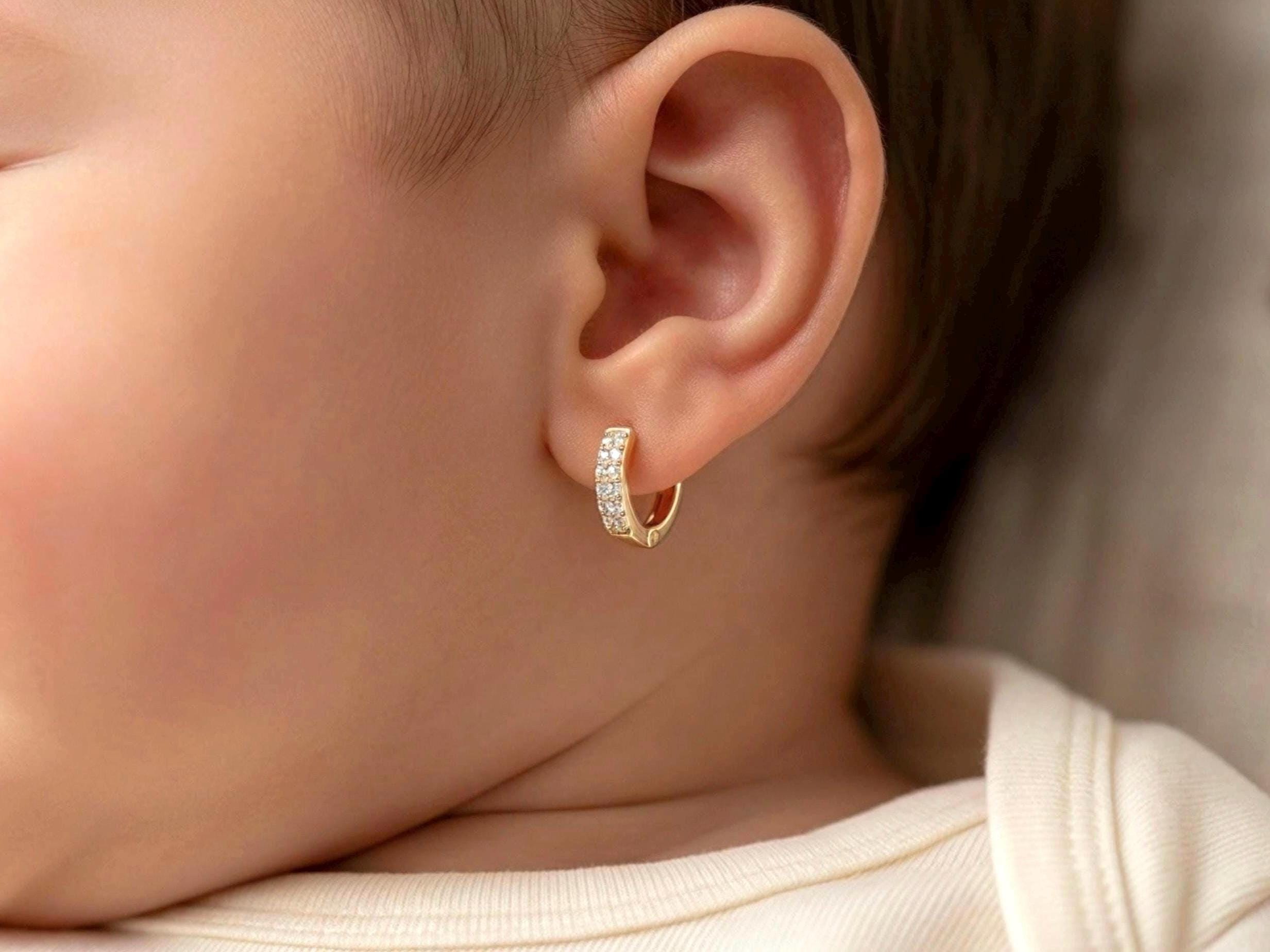 Set Di Orecchini A Cerchio Con Ciondoli Farfalla, Ape E Chiave - Argento 925 O Placcato Oro 18K - 2