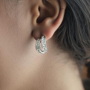 ティーン向けのキュービックジルコニアダイヤモンド付き可憐なフラワースタッドイヤリング、女性向けのミニマリストイヤリング、ガールフレンドへの完璧なジュエリーギフト、カスタムメッセージカード付き