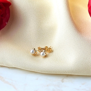 Puce d'oreille en perles fines pour oreilles sensibles, boucle d'oreille minimaliste pour femme, bijou cadeau parfait pour petite amie, carte cadeau personnalisée