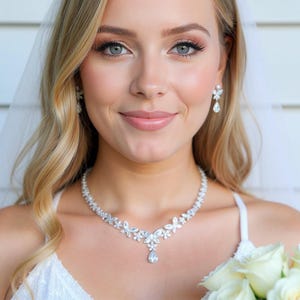 Hermoso conjunto de joyas nupciales para novias, elegante conjunto de collar y aretes de plata brillante, collar llamativo, regalo de joyería de boda para ella