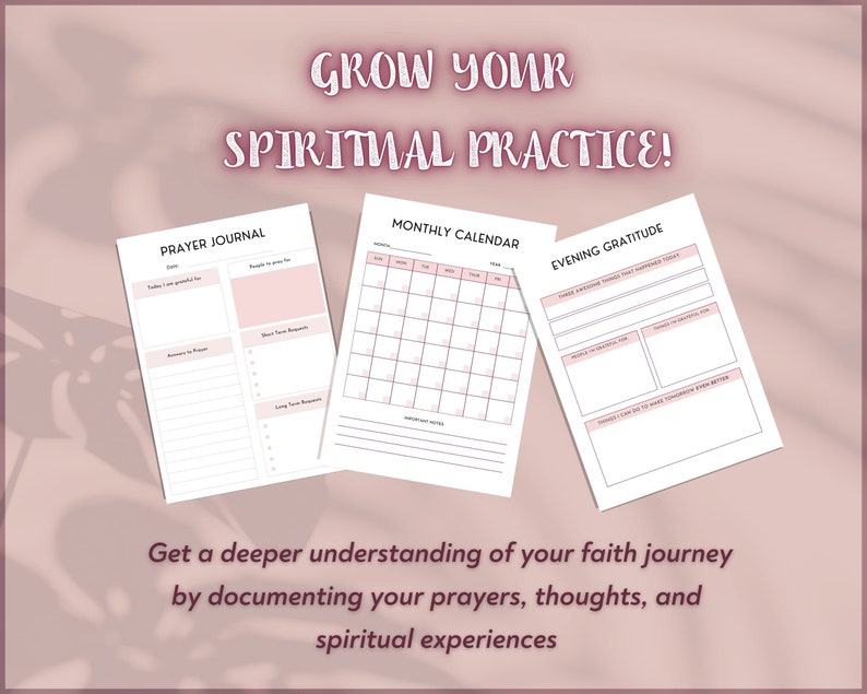Pu&ograve; includere: Un set di tre pagine di diario stampabili con accenti rosa. Le pagine sono intitolate "Diario di preghiera", "Calendario mensile" e "Gratitudine serale". Il testo "Fai crescere la tua pratica spirituale!" &egrave; in cima all'immagine.