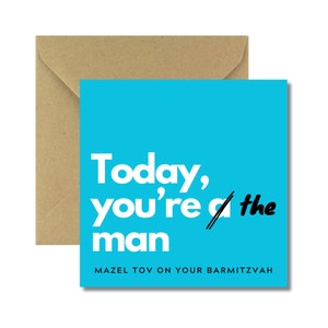 Puede incluir: Una tarjeta azul con el texto "Today, you're a the man" en blanco y negro. La tarjeta tambi&eacute;n tiene el texto "Mazel Tov on your Bar Mitzvah" en negro.