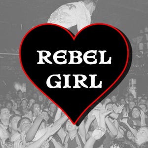 Puede incluir: Foto en blanco y negro de una multitud de personas con un gran corazón negro con un contorno rojo en el centro. El corazón tiene las palabras "Rebel Girl" escritas en blanco.