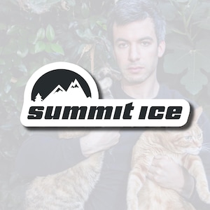 Pode incluir: Um adesivo branco com uma cordilheira de montanhas preta e o texto "summit ice" em letras pretas em negrito.
