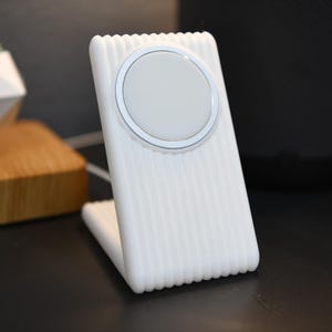 3D-Printed Ribbed MagSafe Charger Stand | Modern, Minimalist Design