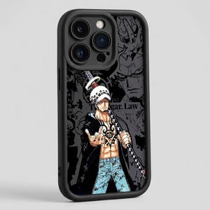 Peut inclure: Coque de téléphone noire avec une illustration de style manga d'un personnage tenant une épée. Le personnage a un tatouage et porte un manteau noir et un jean bleu. L'arrière-plan est un collage d'images grises.