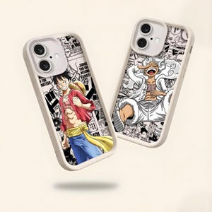 Peut inclure: Deux coques de téléphone avec un cadre crème. L'une présente un personnage de dessin animé en chemise rouge, pantalon bleu et chapeau de paille. L'autre montre un personnage de dessin animé en tenue blanche. Les deux coques ont un fond de bande dessinée en noir et blanc.
